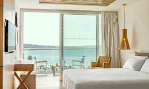 Hotellrom med utsikt over havet. (AI-generert tekst)