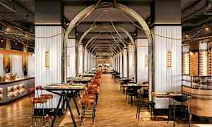 En restaurant med moderne interiørdetaljer som bord og stoler plassert langs en gangvei. Store hvelv og dekorative elementer er synlige. (AI-generert tekst)