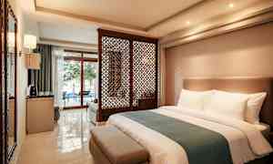 Juniorsuite med direkte utgang til delt, privat basseng mot havet