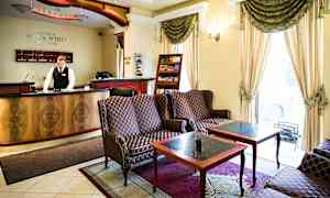 Resepsjon på hotell med sittegruppe og dekorative møbler. (AI-generert tekst)