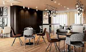 En moderne og innbydende kafé med stoler og bord i en stilren interiørstil. (AI-generert tekst)