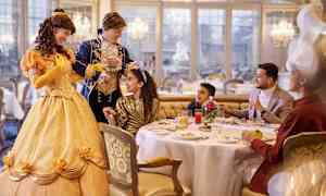 Personer kledd som prinsen og prinsessen i en elegant restaurant. (AI-generert tekst)