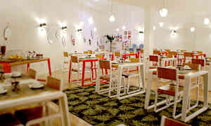 Et bilde av en lys og moderne spisesal med fliser og lyse tremøbler. (AI-generert tekst)