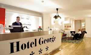 En moderne hotellobby med en resepsjonsdisk merket 'Hotel George'. (AI-generert tekst)