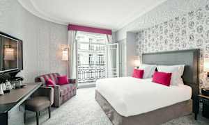 Et hotellrom med en stor seng, rosa puter og en balkong. (AI-generert tekst)