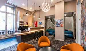 Resepsjon med sittegruppe, stoler og barstoler i en moderne innredning. (AI-generert tekst)