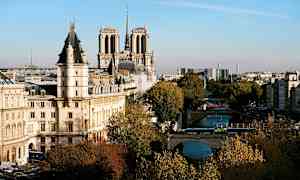 Utsikt over Notre-Dame og Seinen i Paris. (AI-generert tekst)