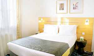 Et lyst hotellrom med en dobbeltseng og moderne innredning. (AI-generert tekst)