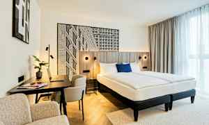 Et hotellrom med en dobbeltseng og en arbeidsplass. (AI-generert tekst)