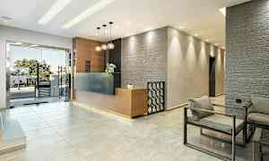 Hotellobby med resepsjon og sitteområde. (AI-generert tekst)