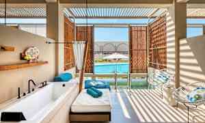 Rom med privat basseng og utemøbler. (AI-generert tekst)