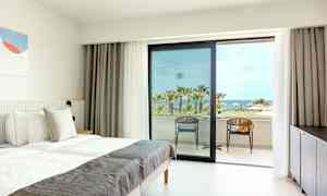 Hotellrom med oppredd seng og utsikt over palmer og hav. (AI-generert tekst)