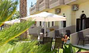 Terrasseområde med stoler og parasoller foran bygningen. (AI-generert tekst)