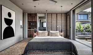 Moderne soverom med stor seng og åpen glassfasade som vender mot uteplass. (AI-generert tekst)