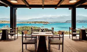 Utendørs servering med utsikt over havet og fjellene. (AI-generert tekst)