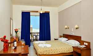 Hotellrom med dobbeltseng og skrivebord med blomsteroppsats. (AI-generert tekst)