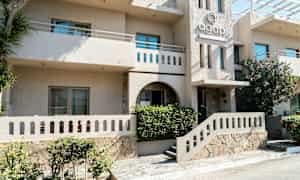 Bygning med inngang til Agapi Resort. (AI-generert tekst)