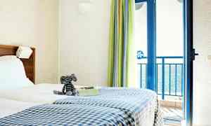 Rom med en dobbeltseng og havutsikt. (AI-generert tekst)