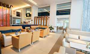 Hotellobby med sittegrupper, bord og moderne innredning. (AI-generert tekst)