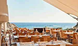 Restaurant med utsikt over havet. (AI-generert tekst)