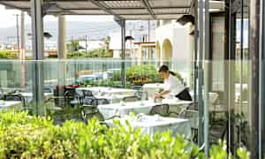 Utendørsområde med oppdekkede bord. (AI-generert tekst)