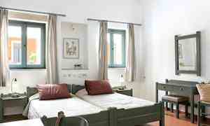 Bilde av et lyst soverom med to enkeltsenger, vinduer med lys innslipp og møbler i tre. (AI-generert tekst)