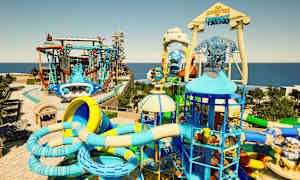 En vannpark med fargerike vannsklier og attraksjoner. (AI-generert tekst)