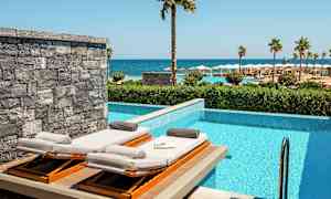 Solstoler ved et privat basseng med havutsikt. (AI-generert tekst)