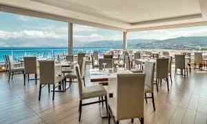 Restaurant med utsikt over havet og fjellene. (AI-generert tekst)