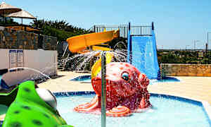 Fargerik vannsklie ved et badeområde under klar himmel. (AI-generert tekst)