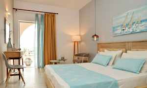 Utsikt over et hotellrom med en seng, skrivebord og stoler, dekorert med blå og gule farger. (AI-generert tekst)