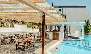 Utendørs bassengområde med en bar og flere bord og stoler under en pergola av tre. (AI-generert tekst)