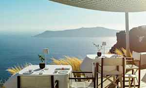 Møblerte bord med hvit duk på en terrasse med fantastisk utsikt over havet og en øy i det fjerne. (AI-generert tekst)