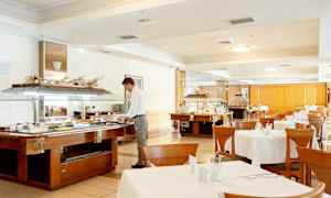 Bufféområde i en lys og romslig restaurant. (AI-generert tekst)