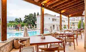 Uteservering ved bassengområdet, med solsenger og lekeplass i bakgrunnen. (AI-generert tekst)