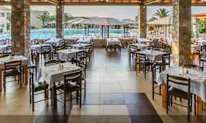 En restaurant med bord og stoler, ved et basseng. (AI-generert tekst)