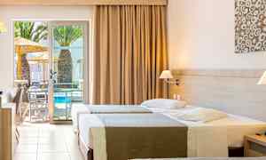 Hotellrom med tre senger og utgang til terrasse med bassengutsikt. (AI-generert tekst)