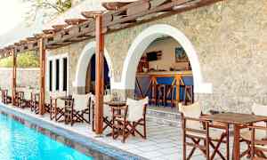 Utendørsterrasse med sitteplasser og basseng. (AI-generert tekst)