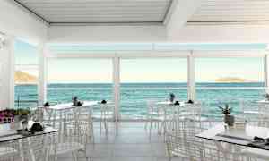 Restaurant med utsikt over havet gjennom store vinduer. (AI-generert tekst)