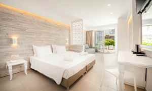 Moderne hotellrom med dobbeltseng, sittegruppe og balkong. (AI-generert tekst)