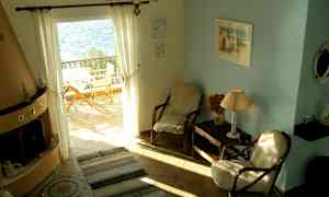 Et rom med møbler og en utsikt over havet. (AI-generert tekst)