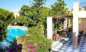 Utemøbler ved en terrasse nær et svømmebasseng, omgitt av grøntområder og blomster. (AI-generert tekst)