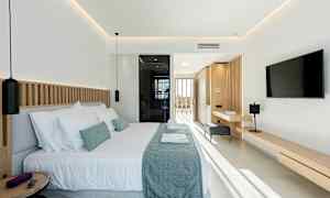 Moderne hotellrom med dobbeltseng, vindu i bakgrunnen og lyse toner i interiøret. (AI-generert tekst)