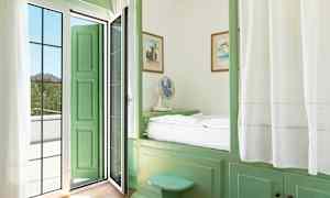 Et rom med grønne møbler og en dør som fører til en balkong. (AI-generert tekst)