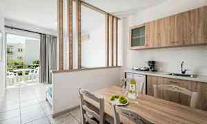 Innendørsbilde av en leilighet med kjøkken og spisebord. (AI-generert tekst)