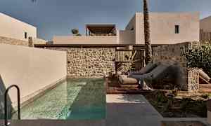 Moderne bygninger, basseng og solsenger utendørs. (AI-generert tekst)