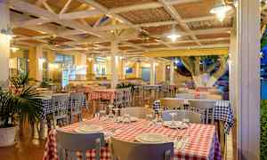 Restaurant med rutete duker og oppdekkede bord. (AI-generert tekst)