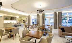 En moderne spisestue med lys innredning, stoler og bord. (AI-generert tekst)