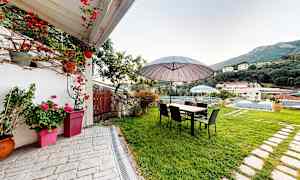 Hage med bord og parasoll. (AI-generert tekst)