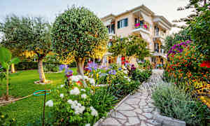 En velstelt hage med et hus i bakgrunnen. (AI-generert tekst)